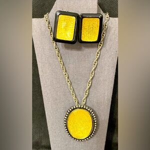Vintage Acrylic Yellow/silver pendant necklace with matching pierced earrings